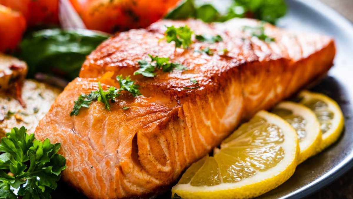 Ces 3 grosses erreurs que nous faisons tous pour cuire du saumon (à surtout éviter)