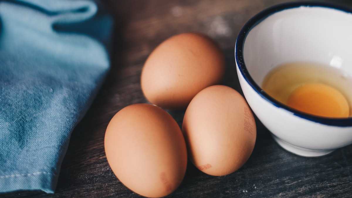 Alimentation : cette méthode originale pour casser des œufs fait le buzz