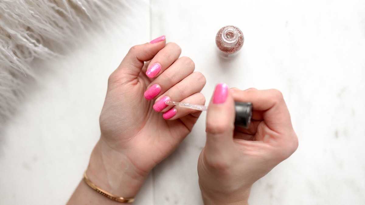 Manucure : la méthode magique et facile pour enlever les faux ongles