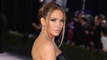 Jennifer Lopez 51 ans : Sublime, sexy, elle affole la Toile en peignoir allongée dans son lit !