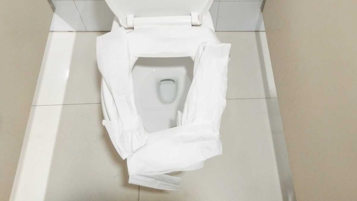 Toilettes: Voici pourquoi il ne faut JAMAIS poser de papier sur la cuvette des WC publiques