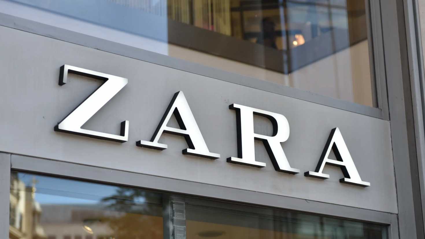 Zara : une robe de soirée magnifique, peu chère et incrustée d'un bijou !