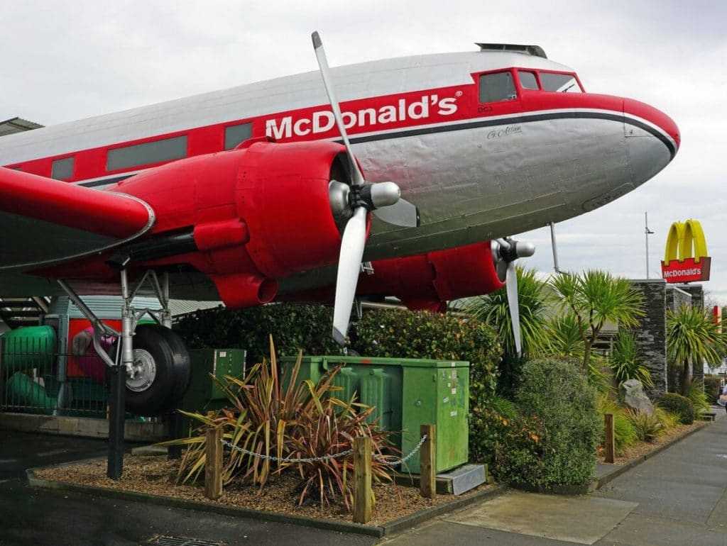 mcdonalds-nouvelle-zelande-avion-taupo