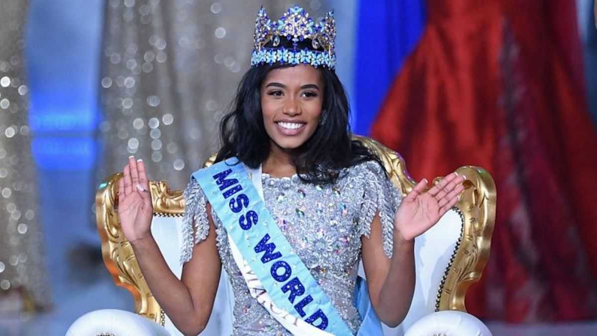 Miss Monde 2020 arrêtée par les policiers après avoir brutalisé et agressé Miss Sri Lanka 2021 en direct