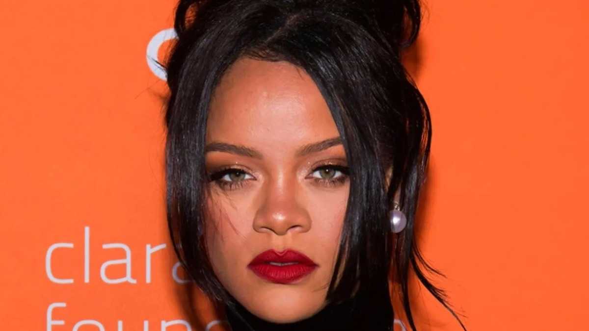 Rihanna : Un look inédit pour l'anniversaire de sa mère, on voit tout à travers le bas de sa tenue !