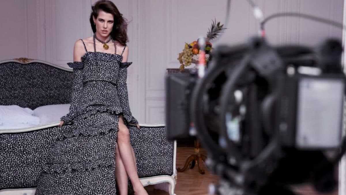 Défilé Chanel : l’époustouflante tenue de Charlotte Casiraghi vaut vraiment le détour !