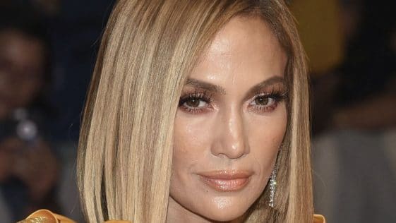 Jennifer Lopez 52 ans : Sublime en crop top et pantalon taille haute de smoking (Oh la la )