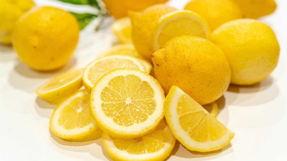 Le jus de citron : faut-il en consommer à jeun ? Nos conseils santé sur le fruit jaune