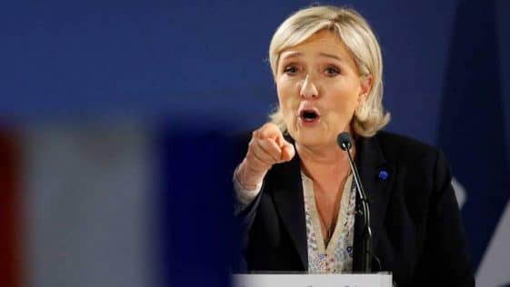Marine Le Pen prend la pose pour une photo, un détail interpelle les internautes et fait polémique, Eric Naulleau ironise