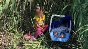 Deux enfants retrouvés abandonnés, livrés à eux-mêmes au bord d’un fleuve
