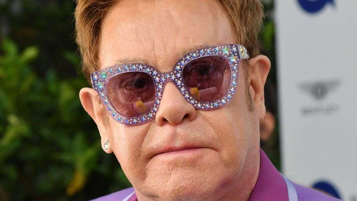 Elton John très affaibli et au plus mal : il doit se "faire opérer le plus vite possible"