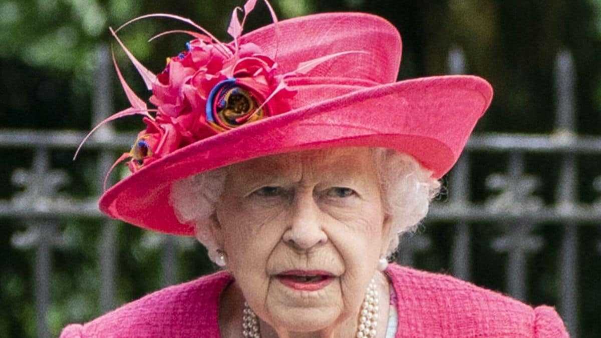 Elizabeth II : la souveraine apparaît en public avec une canne, les Britanniques s’inquiètent de sa santé !