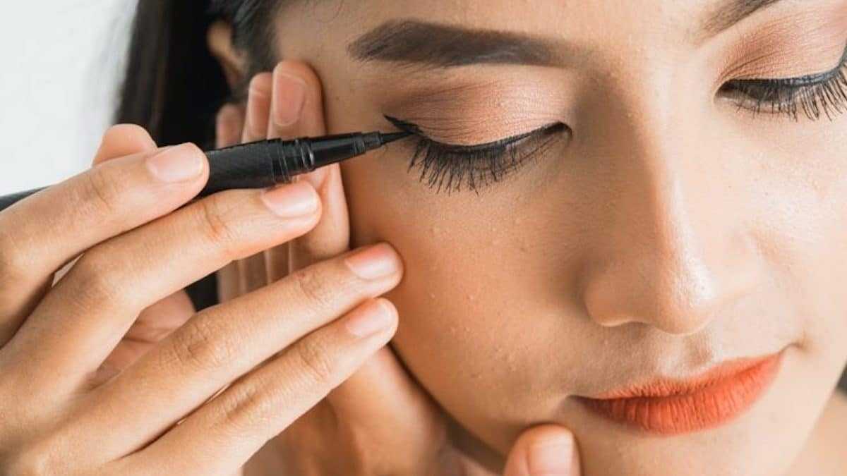 Maquillage : Voici les meilleures astuces pour obtenir un trait d’eye liner absolument parfait à chaque fois !