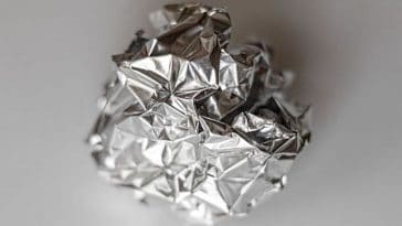 Voici pourquoi il faut impérativement mettre une boule de papier d'aluminium dans votre lave-vaisselle !