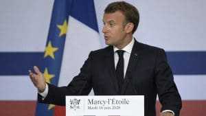 redevance audiovisuelle France : Emmanuel Macron modifie le drapeau tricolore, il change de couleur !