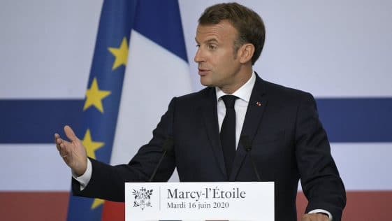 France : Emmanuel Macron modifie le drapeau tricolore, il change de couleur !