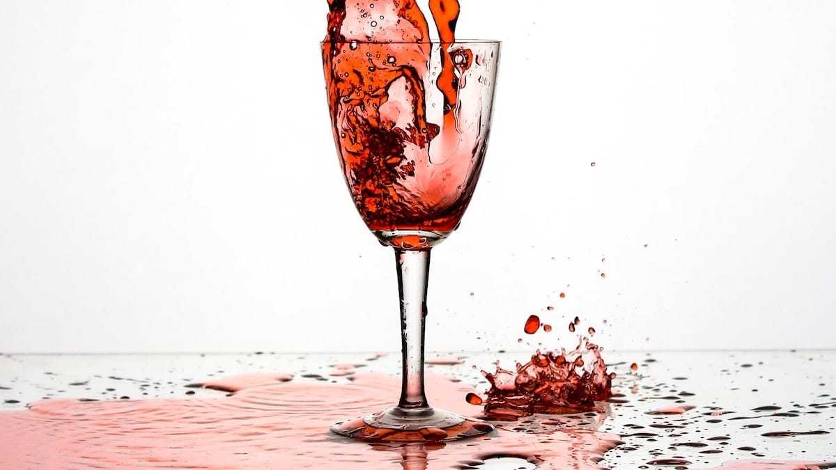 Vin rouge : découvrez 5 astuces infaillibles pour éliminer des taches d'alcool