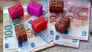 Des Français vont toucher 2450 euros d'aides en décembre, êtes-vous éligible ?