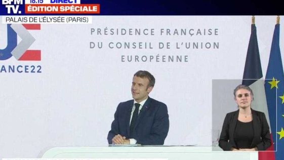 Emmanuel Macron fait une promesse en plein direct