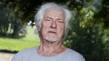 Hugues Aufray bouleversé : le chanteur de 92 ans explose en larmes en plein direct !