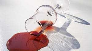 Tache de vin rouge : voici 10 astuces naturelles pour l'éliminer