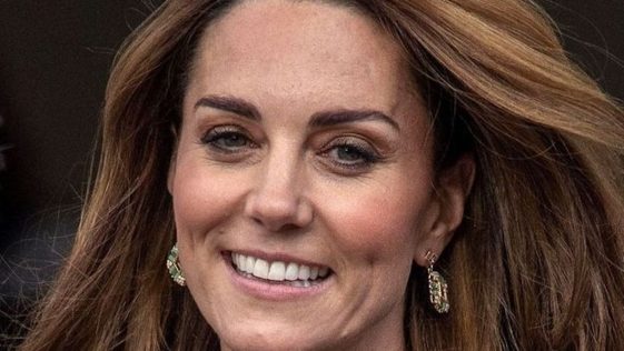 Kate Middleton, 40 ans, embrase la Toile en robe vaporeuse et épaules nues ! Wow !