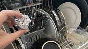 L'incroyable astuce de grand-mère de la boule de papier d’aluminium dans le lave-vaisselle, voici pourquoi !