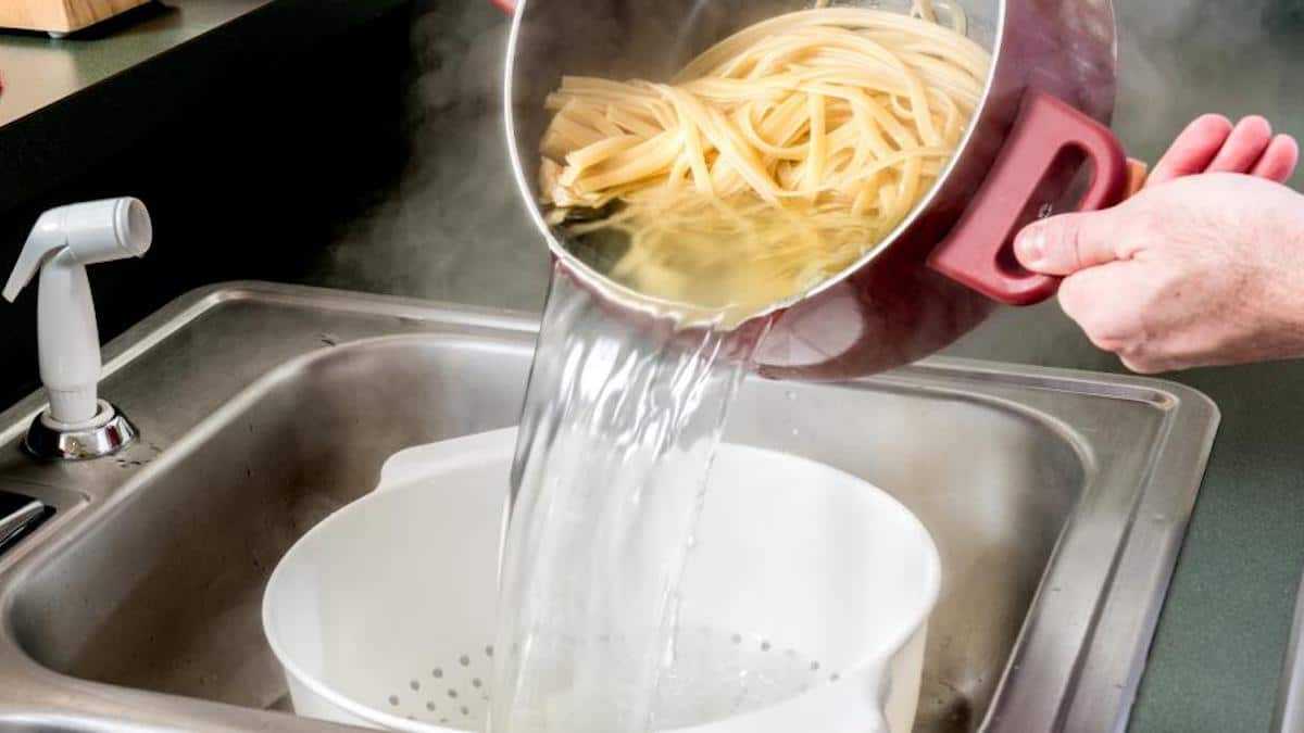 Pâtes : ne jetez plus l’eau de cuisson, voici des idées géniales pour la réutiliser !