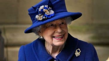 Elizabeth II : les habitudes et rituels de ses soirées révélés au grand jour