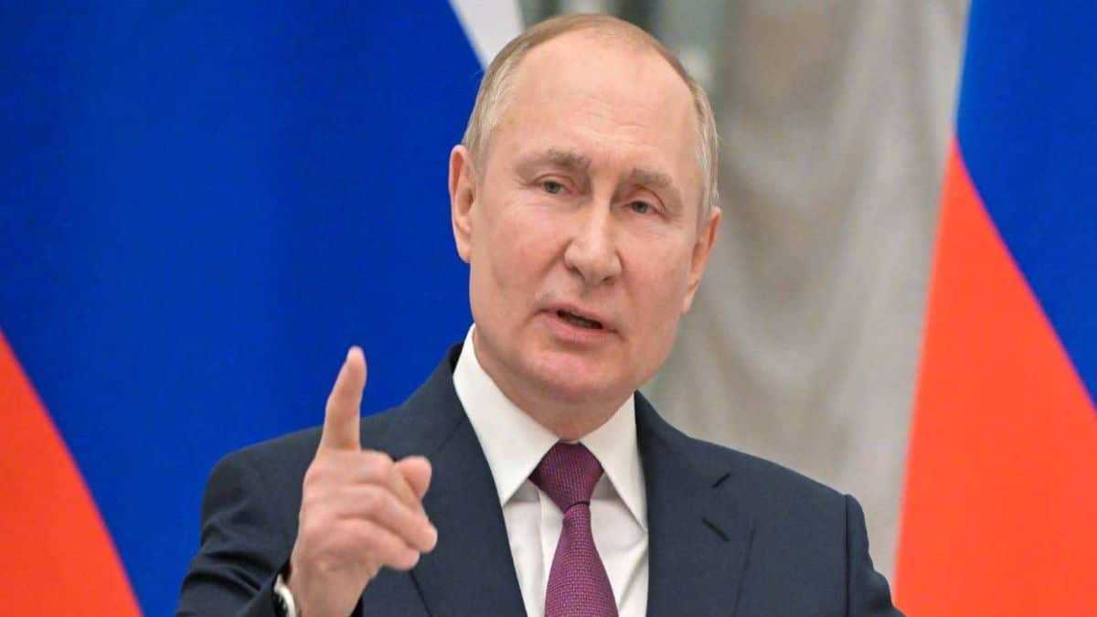 Vladimir Poutine menace l'Occident