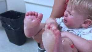 La baby-sitter brûle les pieds du bébé parce qu'elle ''s'ennuie''