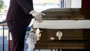 Cette femme de 36 ans est déclarée morte, elle se réveille dans son cercueil le jour de son enterrement