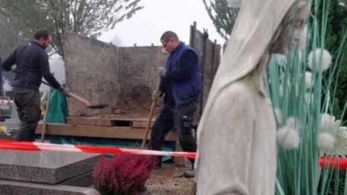 Une femme a été enterrée et on a découvert plus tard qu'elle avait accouché dans sa tombe