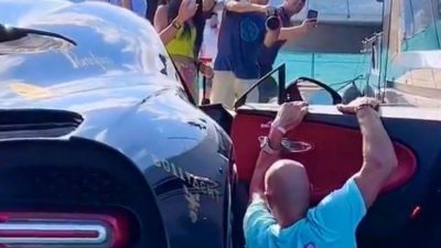 Vidéo : un homme sort de sa Bugatti bien garée mais… il oublie un détail de taille !