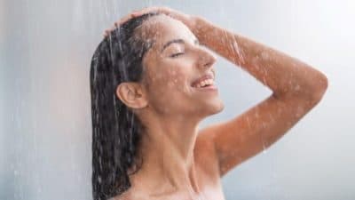 Hygiène : découvrez à quelle fréquence il faut (vraiment) se doucher et vous allez être surpris