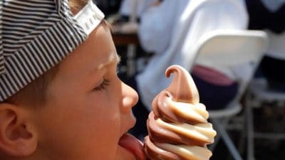 À partir de quel âge les enfants peuvent manger des glaces ? La réponse d’une diététicienne