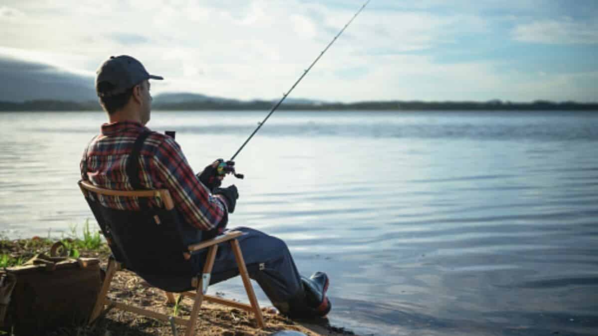 Cet homme pense pêcher un poisson, mais lorsqu’il remonte sa prise, il découvre l’impensable !