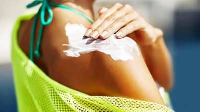 Alerte, cette crème solaire au format pratique est déconseillée par les dermatologues