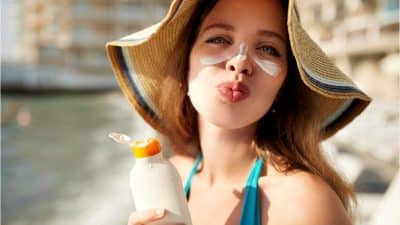 Crème solaire : ces 8 erreurs à ne surtout pas commettre pour vous protéger efficacement