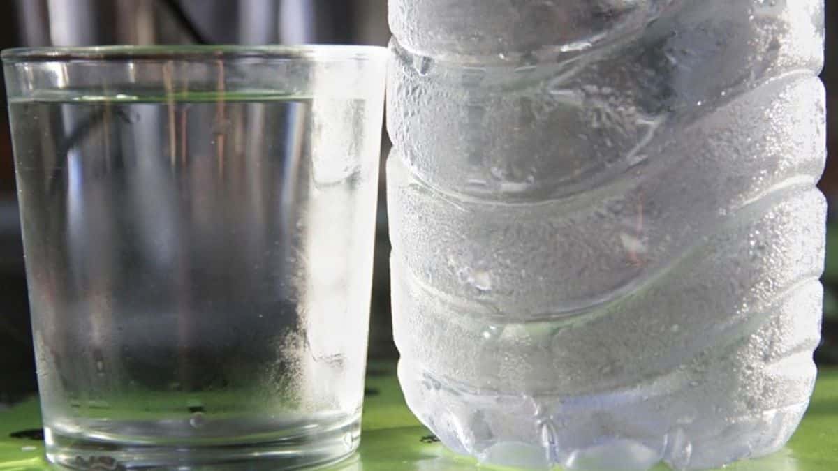 Découvrez l’astuce magique pour refroidir rapidement une bouteille d’eau sans frigo