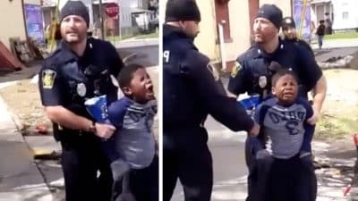 Les policiers arrêtent un enfant de 8 ans en larmes : une voix venue de nul part hurle "Laissez-le tranquille"