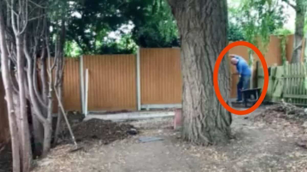 Un papi creuse son jardin et découvre un coffre à jouets vieux de 46 ans…