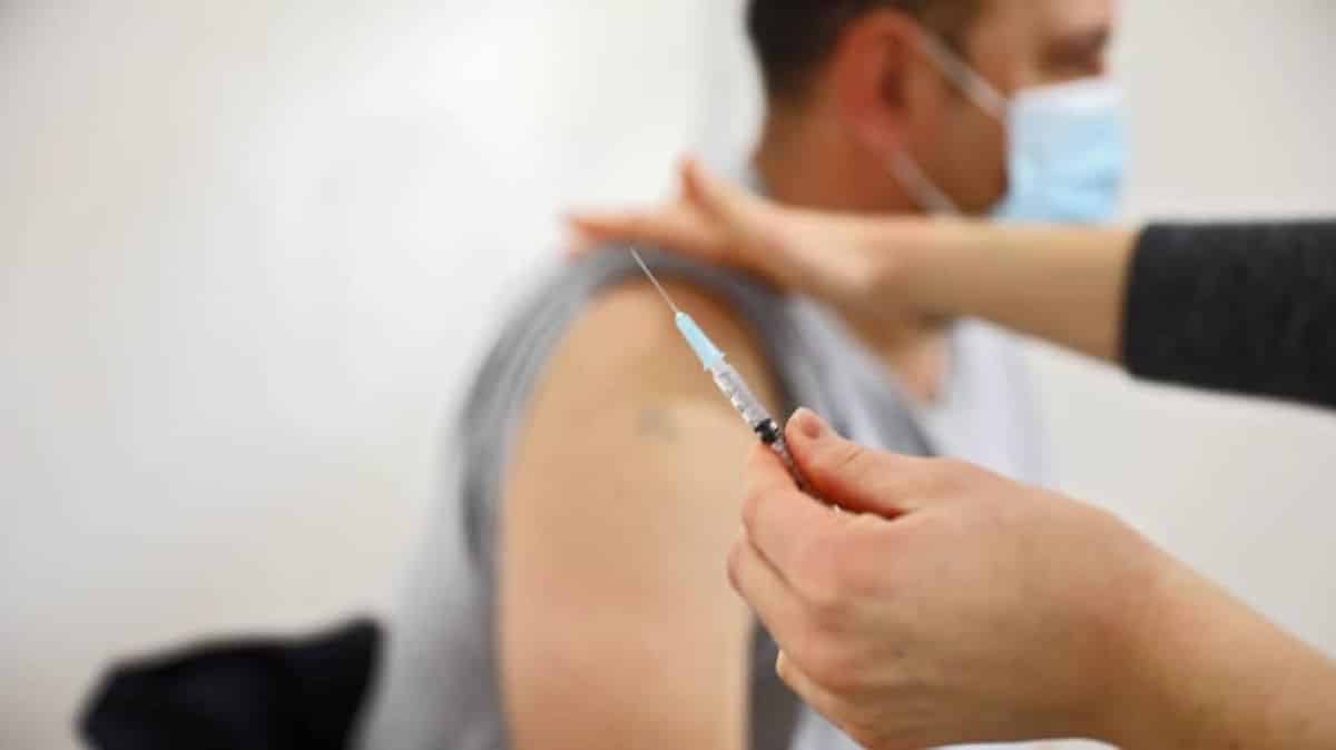 Vaccins anti-Covid : les effets secondaires graves enfin révélés par l’ANSM