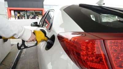 Carburant : voici pourquoi la baisse du prix du baril n’impacte pas les tarifs à la pompe