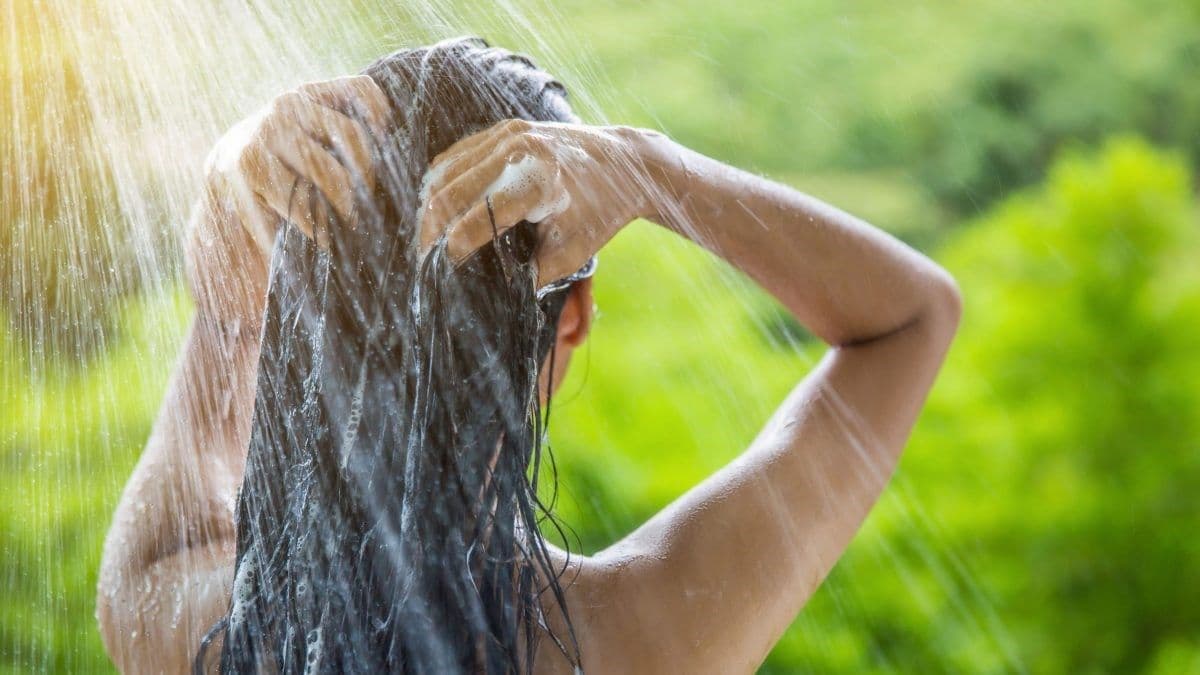 Faut-il laver vos cheveux chaque jour à cause du chlore et du sel ? Un expert répond
