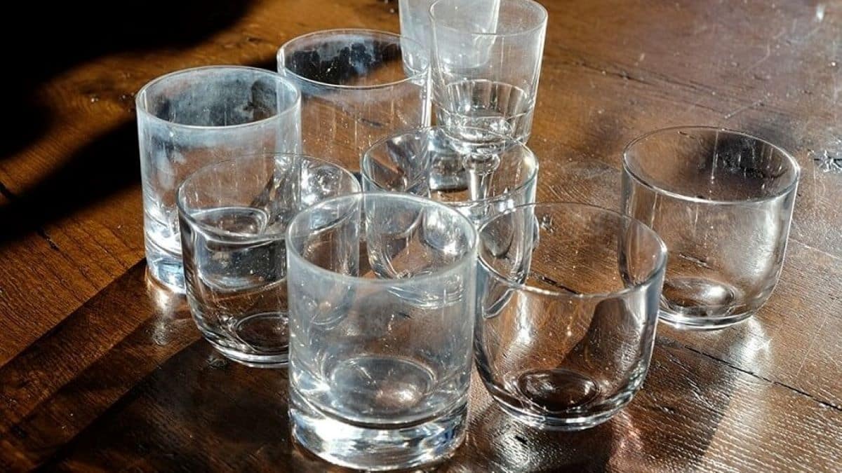 L’astuce miracle pour éliminer les taches blanches sur les verres et les rendre comme neufs