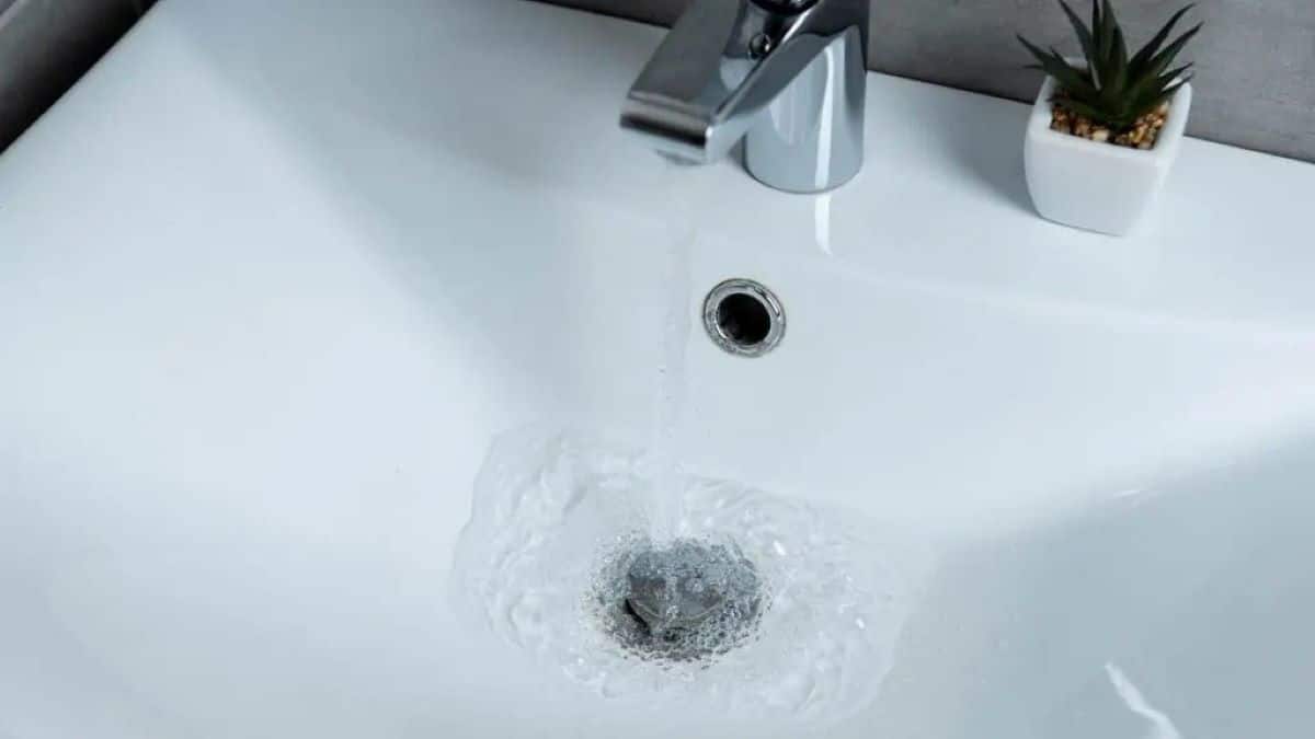 Lavabo : savez-vous à quoi le trou situé sur le côté du robinet ? Le mystère dévoilé
