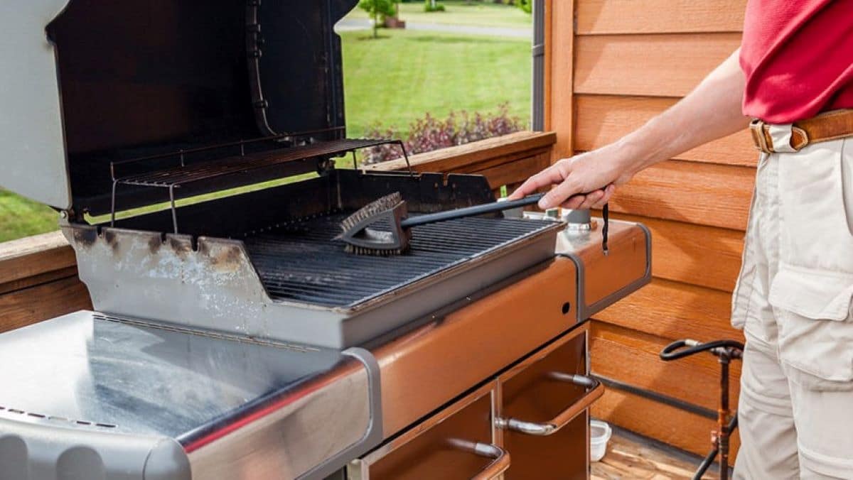 Les astuces magiques pour nettoyer votre barbecue comme neuf prêt pour l’été prochain