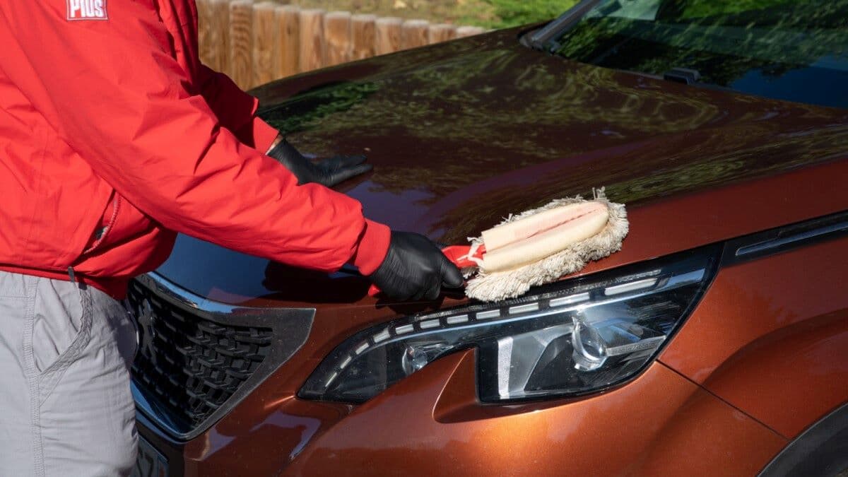 Sécheresse et restrictions : pouvez-vous laver votre voiture sans eau ? On fait le point