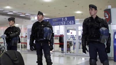 Un homme abattu par la police à l’aéroport : les images chocs de la scène dévoilées
